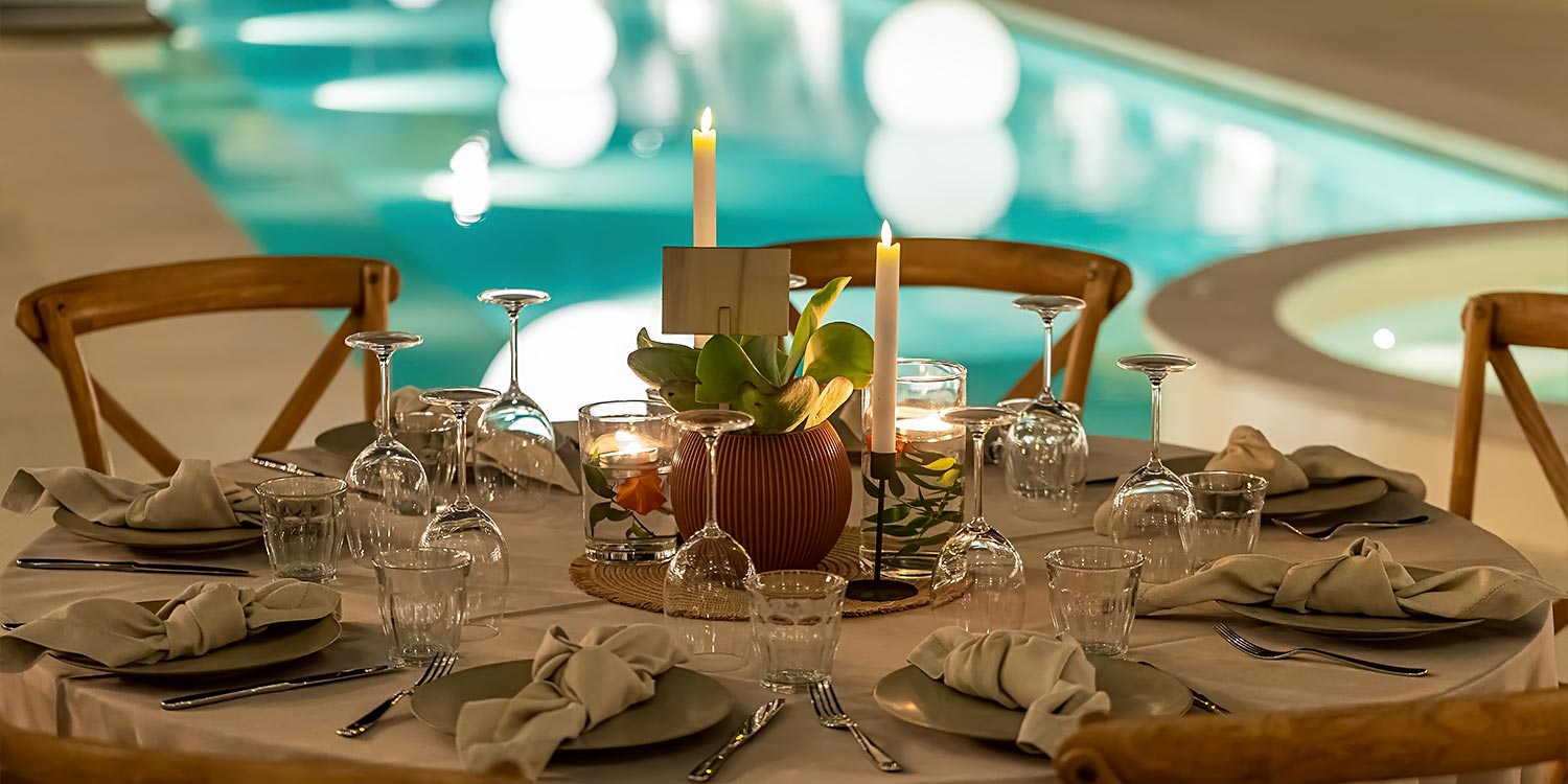 Event Styling στο Ace Hotel Athens 26 Minimal εταιρική διακόσμηση από τη Rogdaki Events Design με Crossback καρέκλες και λινά υφάσματα στο Ace Hotel Athens