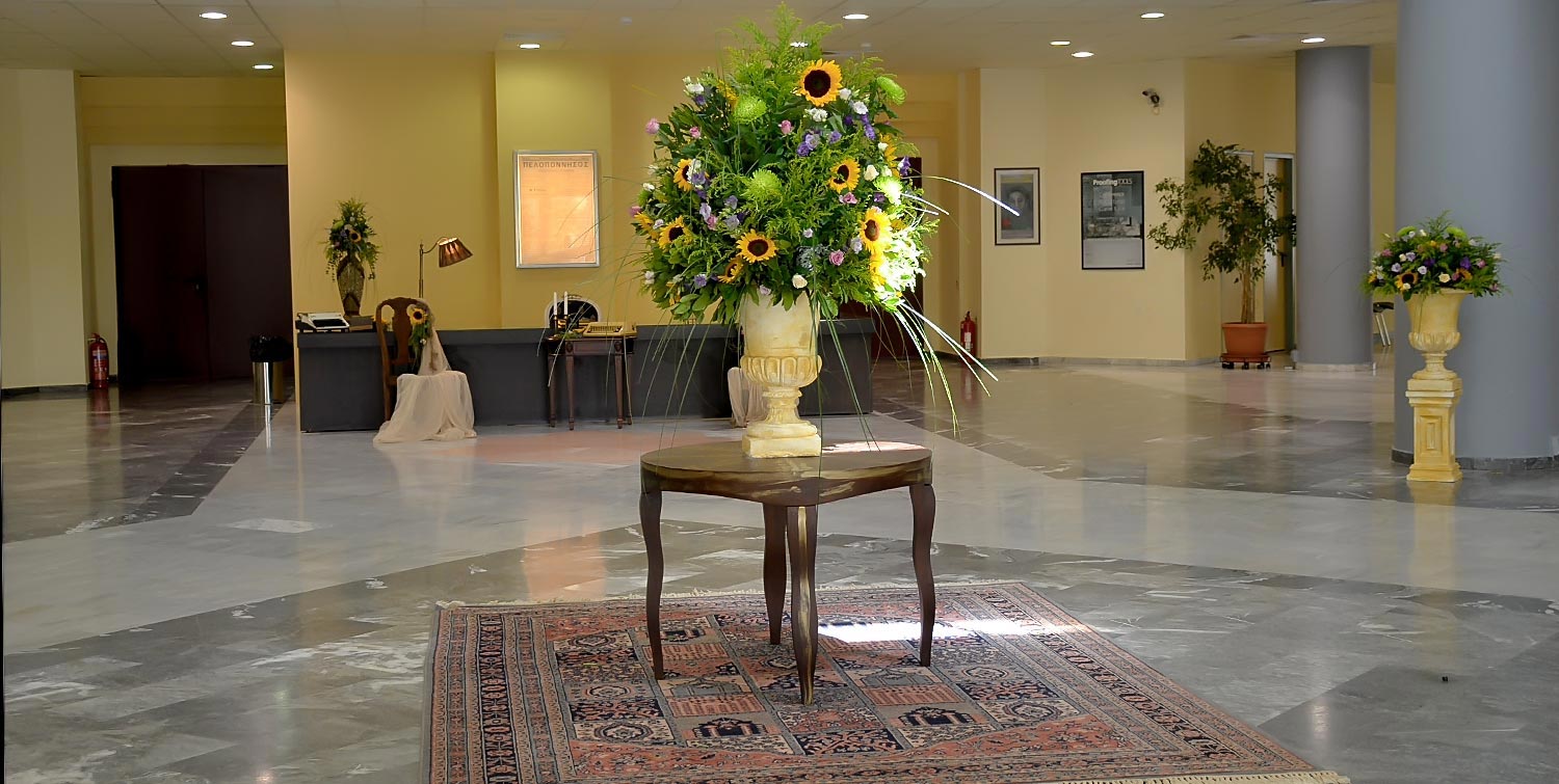 Στολισμός Εταιρικής Εκδήλωσης για τα 130 Χρόνια της Εφημερίδας «Πελοπόννησος» 3 Ολοκληρωμένος ανθοστολισμός και διαμόρφωση χώρου στο Συνεδριακό Κέντρο Πατρών από την Rogdaki Events Trademark