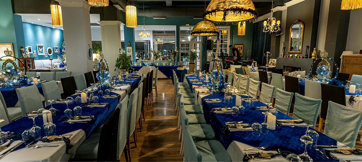 Βάπτιση Royal Baby | Elegant Στολισμός Μπλε & Χρυσό 18 Πανοραμική άποψη της δεξίωσης στο Lido Patras από τη Rogdaki Events, με μπλε βελούδινα τραπεζομάντιλα και χρυσές λεπτομέρειες