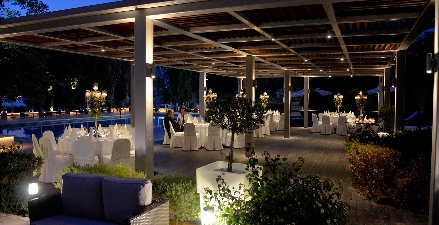 Στολισμός Εταιρικής Εκδήλωσης για τα 130 Χρόνια της Εφημερίδας «Πελοπόννησος» 15 Πανοραμική νυχτερινή άποψη του επίσημου δείπνου στο Porto Rio με τον ατμοσφαιρικό στολισμό της Rogdaki Events Trademark δίπλα στην πισίνα