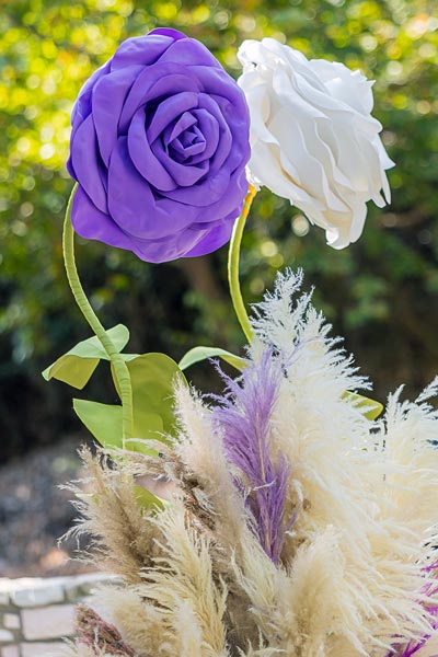 Παραμυθένιος στολισμός με oversized λουλούδια σε λιλά και λευκό από τη Rogdaki Events για μια ονειρική βάπτιση.