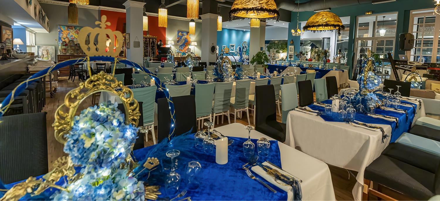 Βάπτιση Royal Baby | Elegant Στολισμός Μπλε & Χρυσό 19 Πολυτελές στήσιμο τραπεζιών από τη Rogdaki Events με εντυπωσιακά centerpieces, χρυσές κορώνες και ατμοσφαιρικό φωτισμό για τη βάπτιση Royal Baby