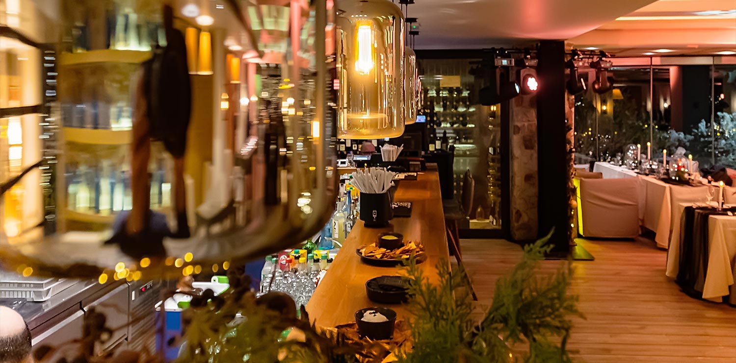 Moorings – Εταιρικό Χριστουγεννιάτικο Event /Astir Marina 14 Rogdaki Events Moorings bar area interior design warm lighting corporate dinner atmosphere