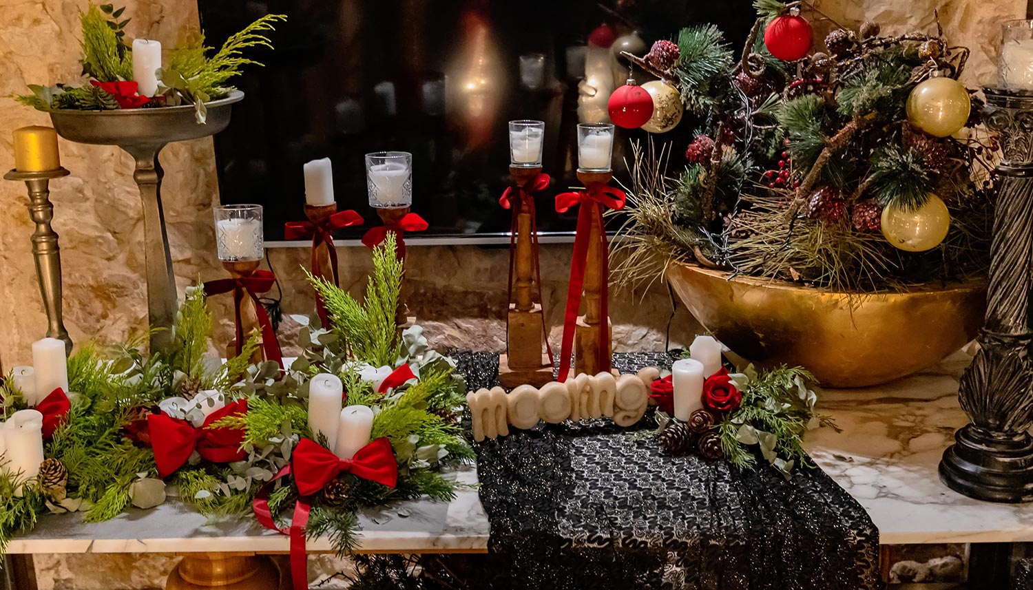 Moorings – Εταιρικό Χριστουγεννιάτικο Event /Astir Marina 15 Rogdaki Events Moorings entrance red carpet christmas wreath astir marina luxury venue