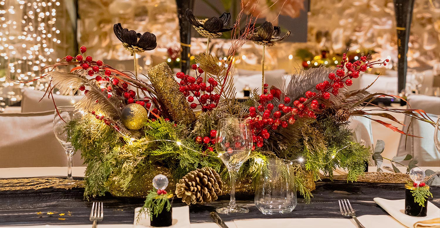 Moorings – Εταιρικό Χριστουγεννιάτικο Event /Astir Marina 8 Rogdaki Events Moorings table centerpiece close up red berries gold ornaments corporate christmas decoration