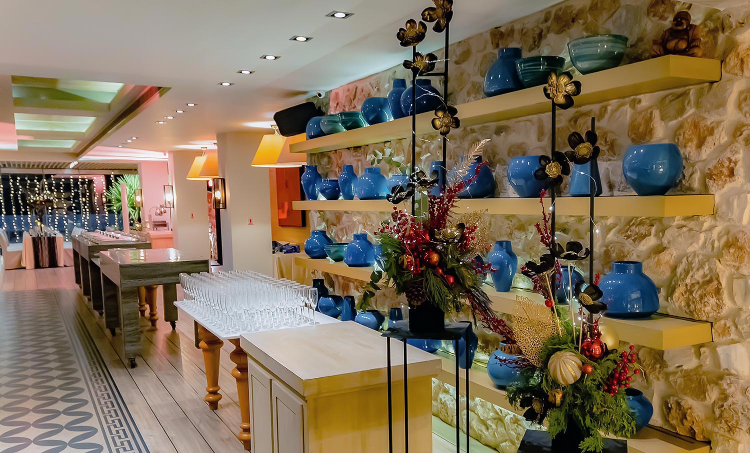 Moorings – Εταιρικό Χριστουγεννιάτικο Event /Astir Marina 10 Rogdaki Events Moorings welcome drinks area blue vases decor corporate event reception