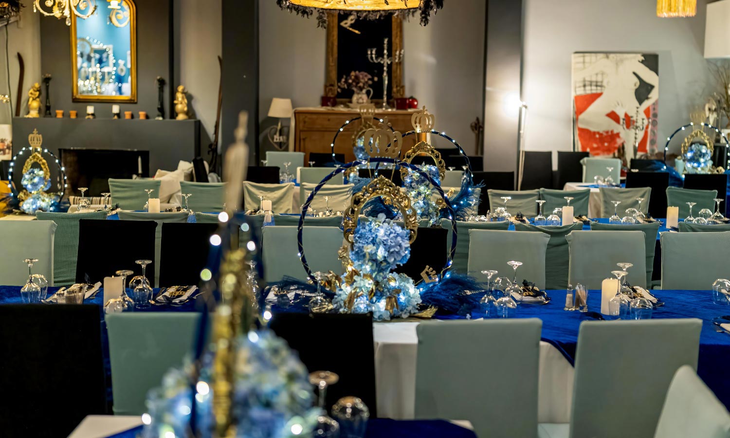 Βάπτιση Royal Baby | Elegant Στολισμός Μπλε & Χρυσό 22 Royal table setting από τη Rogdaki Events με χρυσά δαχτυλίδια πετσέτας κορώνες και navy blue λεπτομέρειες για τη βάπτιση στην Πάτρα