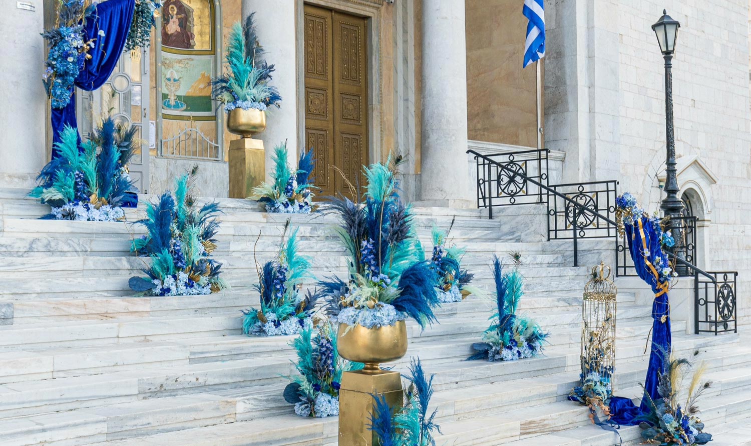 Βάπτιση Royal Baby | Elegant Στολισμός Μπλε & Χρυσό 3 Στολισμός σκάλας στην Παντάνασσα από τη Rogdaki Events με μπλε και χρυσές λεπτομέρειες για τη βάπτιση Royal Baby στην Πάτρα