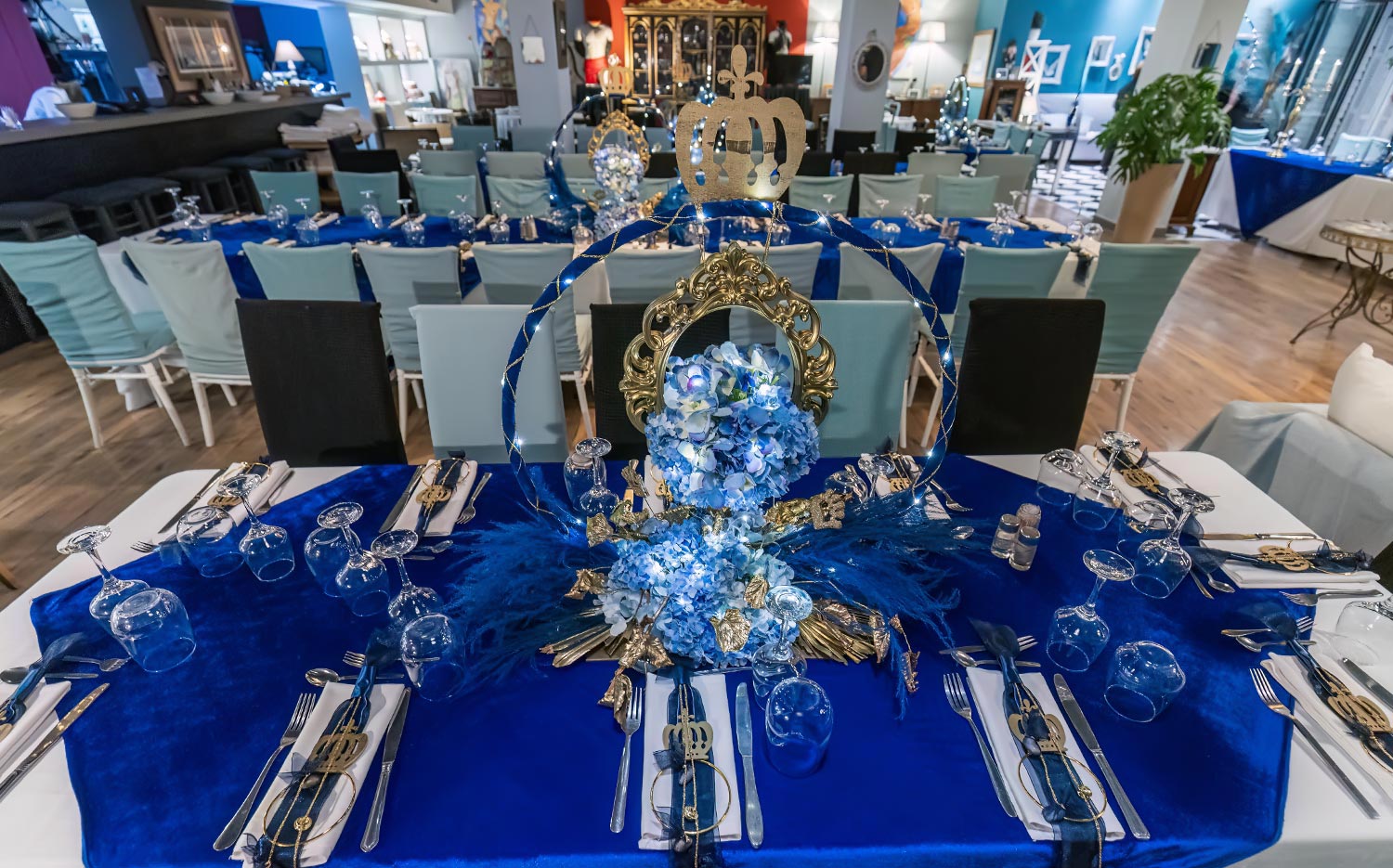 Βάπτιση Royal Baby | Elegant Στολισμός Μπλε & Χρυσό 7 Στολισμός τραπεζιών δεξίωσης από τη Rogdaki Events στο Lido Patras, με royal blue λεπτομέρειες και χρυσές κορώνες για τη βάπτιση Royal Baby