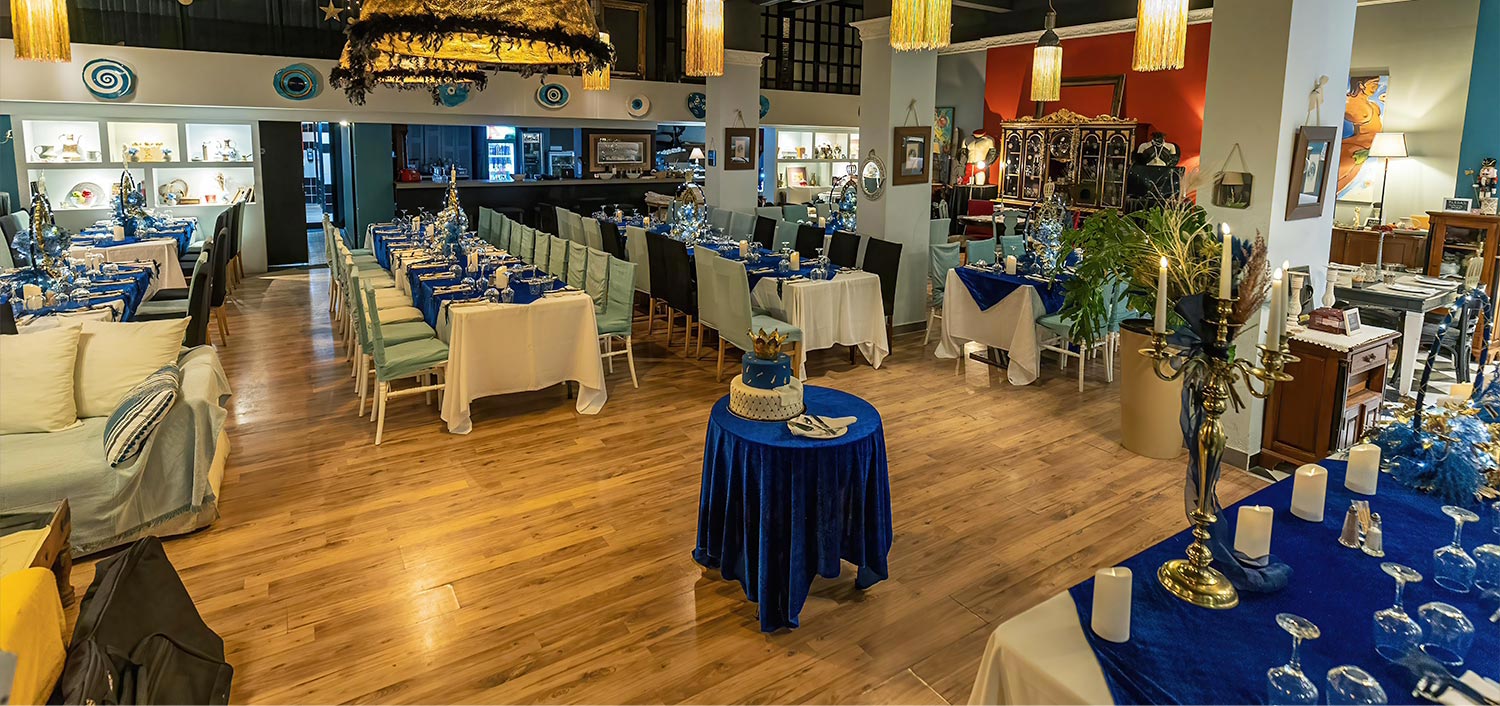 Βάπτιση Royal Baby | Elegant Στολισμός Μπλε & Χρυσό 17 Συνολική άποψη της δεξίωσης στο Lido Patras από τη Rogdaki Events, με royal blue διακόσμηση και τη βασιλική τούρτα