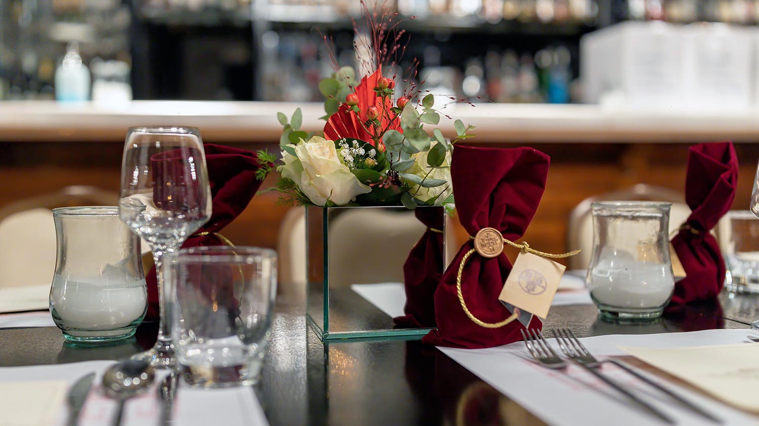 Ονομαστήρια Σεβασμιωτάτου Μητροπολίτου Πατρών 7 Ανθοσυνθέσεις σε καθρέπτινες βάσεις και βελούδινα πουγκιά από τη Rogdaki Events για τα ονομαστήρια του Μητροπολίτη Πατρών