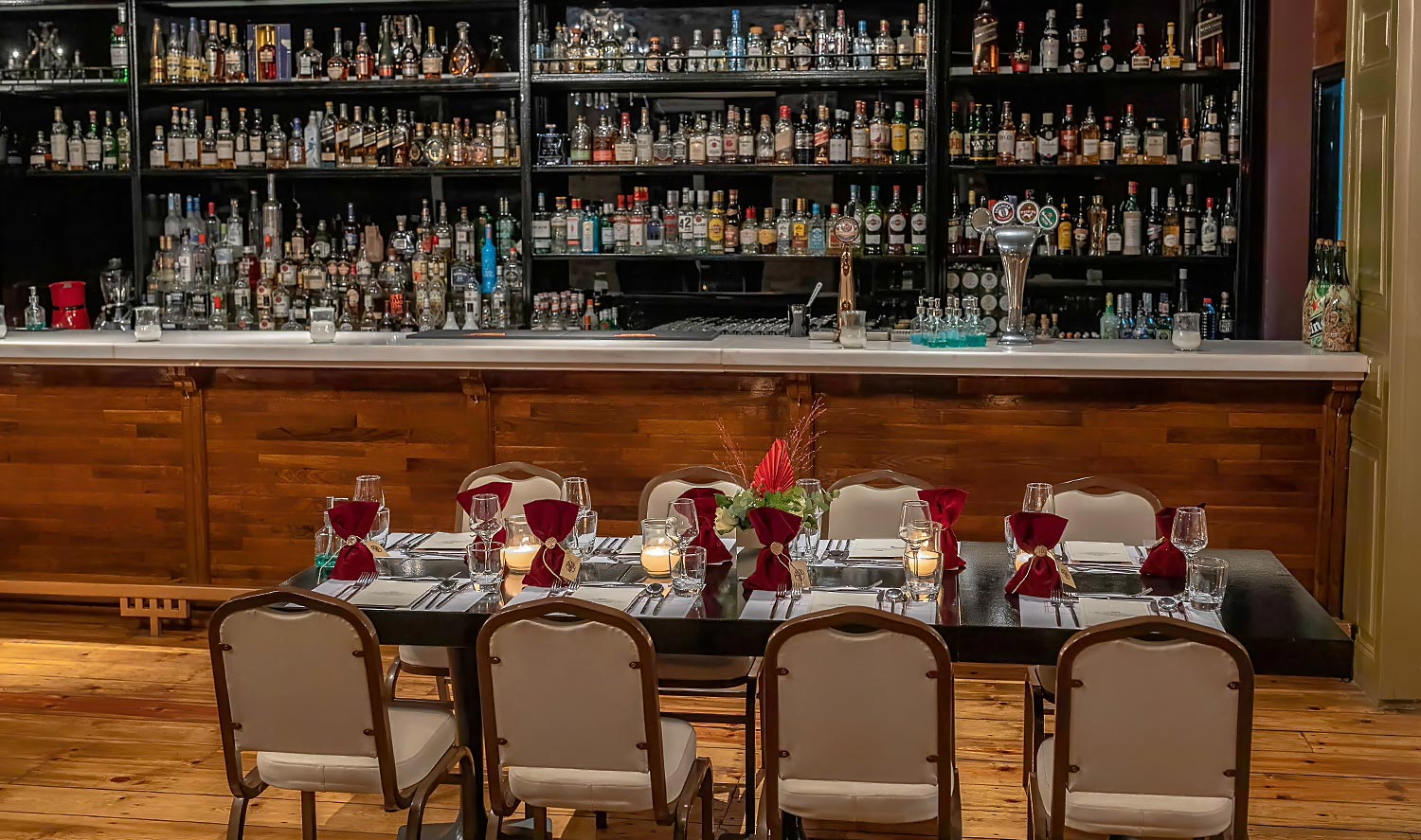 Ονομαστήρια Σεβασμιωτάτου Μητροπολίτου Πατρών 4 Ένα κομψά στρωμένο τραπέζι από τη Rogdaki Events τοποθετημένο αρμονικά μπροστά από το επιβλητικό ξύλινο μπαρ του θεάτρου