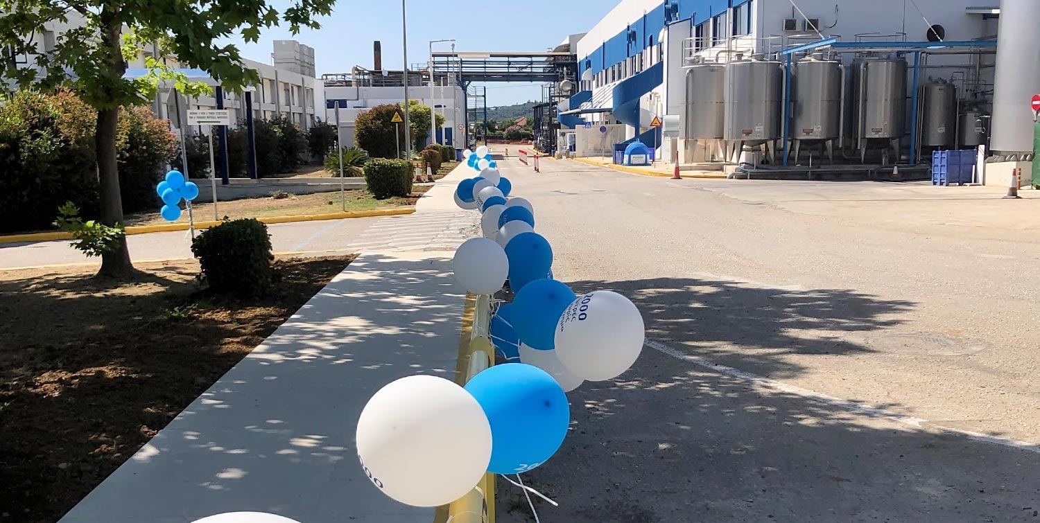 Friesland Campina Hellas: 2,000 Days of Safety at the NOUNOU Factory 2 Εντυπωσιακή διακόσμηση με εταιρικά μπαλόνια στον εξωτερικό χώρο της FrieslandCampina Hellas από την Rogdaki Events.