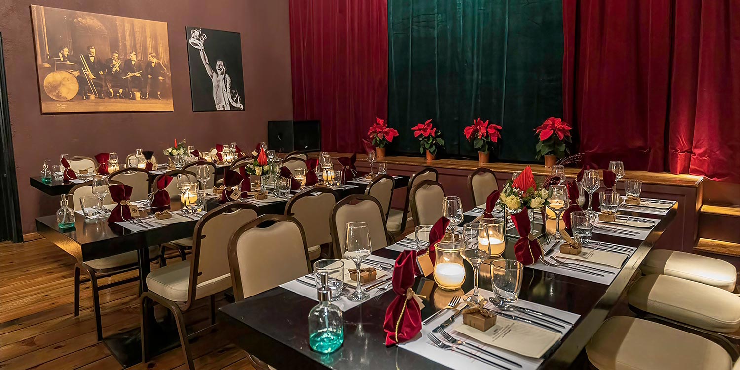 Ονομαστήρια Σεβασμιωτάτου Μητροπολίτου Πατρών 3 Κοντινή οπτική στα τραπέζια με τα αναμνηστικά δώρα των γενεθλίων του Μητροπολίτη Πατρών μπροστά από τη θεατρική σκηνή