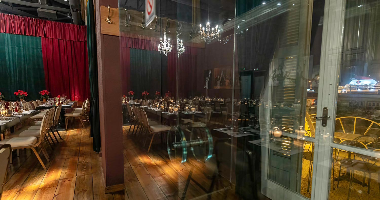 Ονομαστήρια Σεβασμιωτάτου Μητροπολίτου Πατρών 17 Κρυστάλλινοι πολυέλαιοι και αναμμένα κεριά, επιλεγμένα από τη Rogdaki Events, φωτίζουν αρχοντικά τα ονομαστήρια του Μητροπολίτη Πατρών