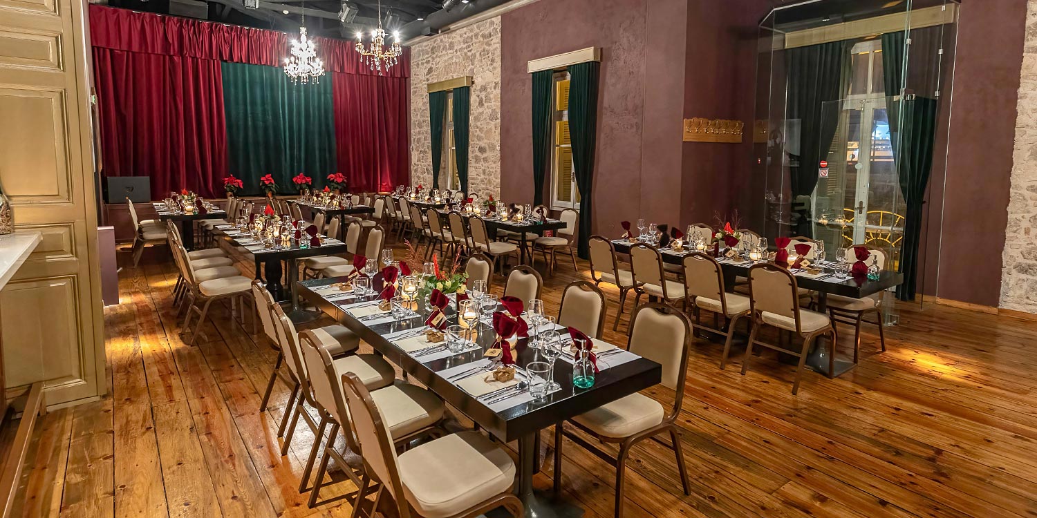 Ονομαστήρια Σεβασμιωτάτου Μητροπολίτου Πατρών 18 Μια ζεστή γωνιά στο Royal Theater διαμορφωμένη από τη Rogdaki Events για τις ανάγκες των ονομαστηρίων του Μητροπολίτη Πατρών