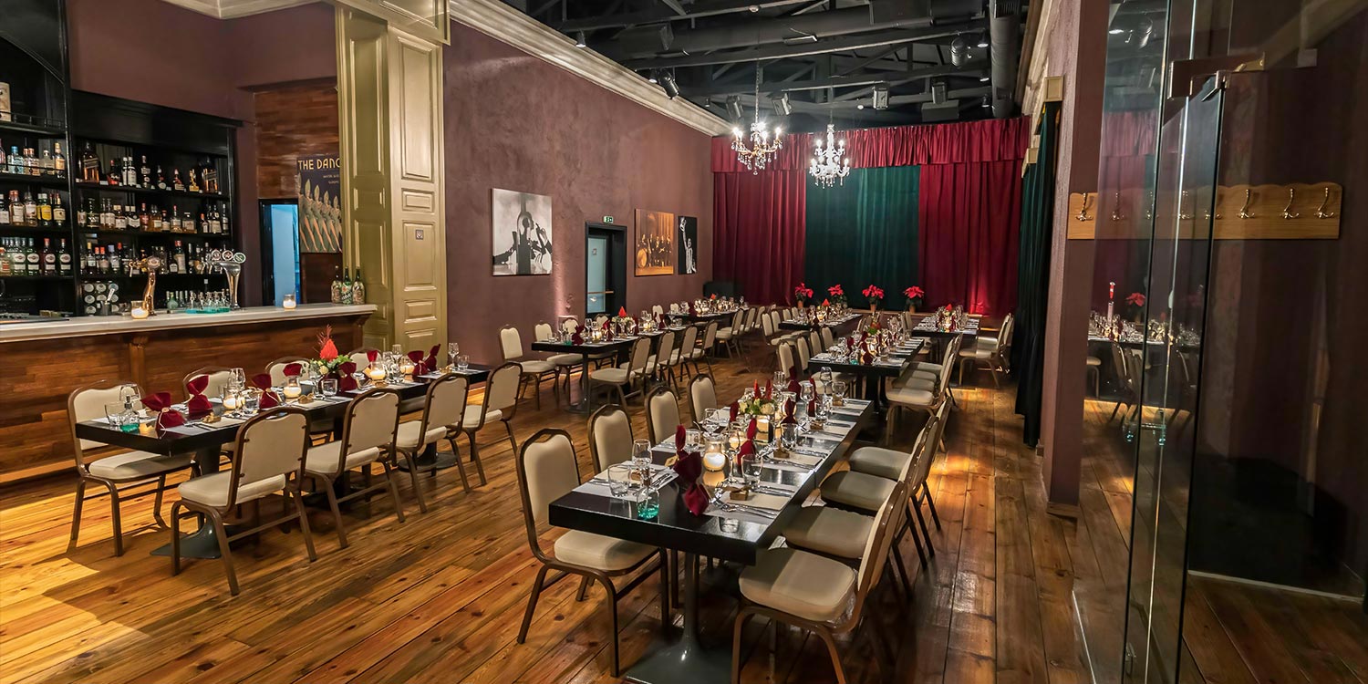 Ονομαστήρια Σεβασμιωτάτου Μητροπολίτου Πατρών 2 Ο χώρος δεξίωσης σε πλήρη ανάπτυξη με ξύλινο δάπεδο και πέτρινους τοίχους που αναδεικνύουν την αισθητική της Rogdaki Events