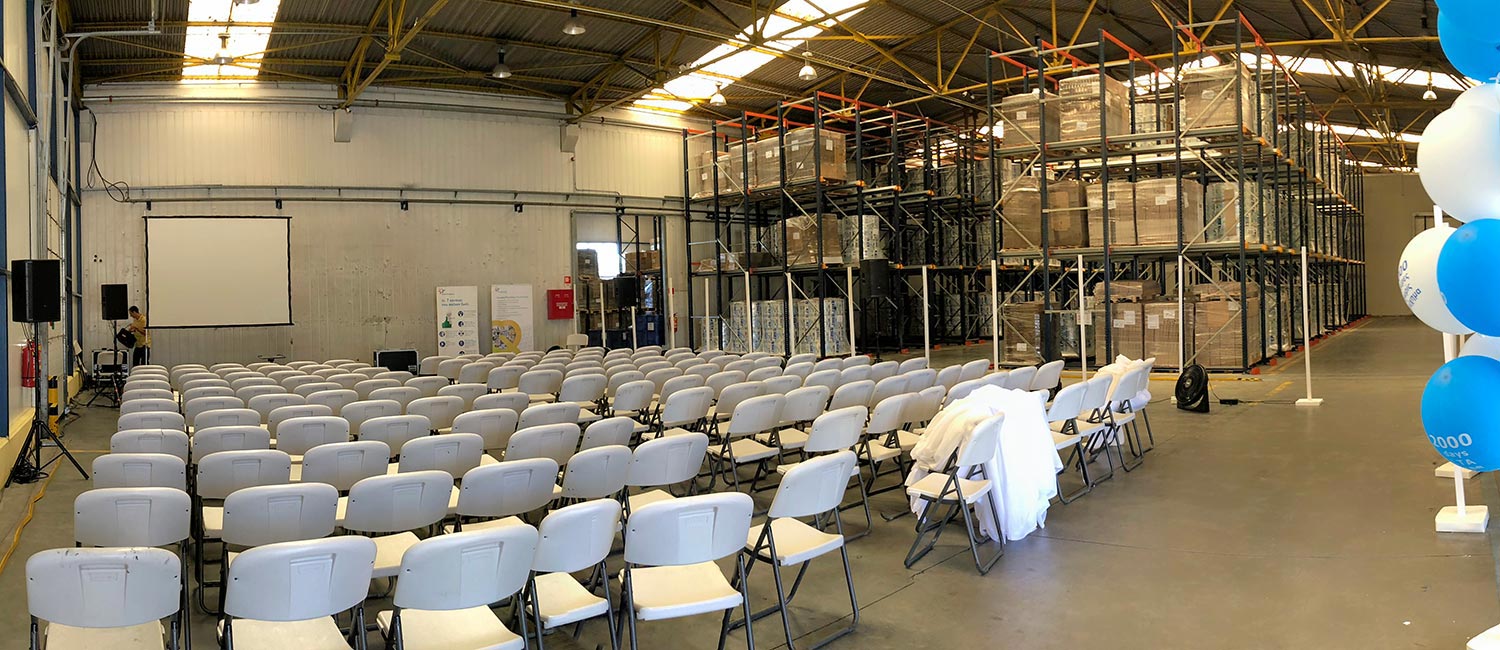 Friesland Campina Hellas: 2,000 Days of Safety at the NOUNOU Factory 5 Πλήρης διαμόρφωση της αποθήκης του εργοστασίου NOUNOU σε αίθουσα ομιλιών και εταιρικών παρουσιάσεων για την επέτειο των 2.000 ημερών ασφάλειας.