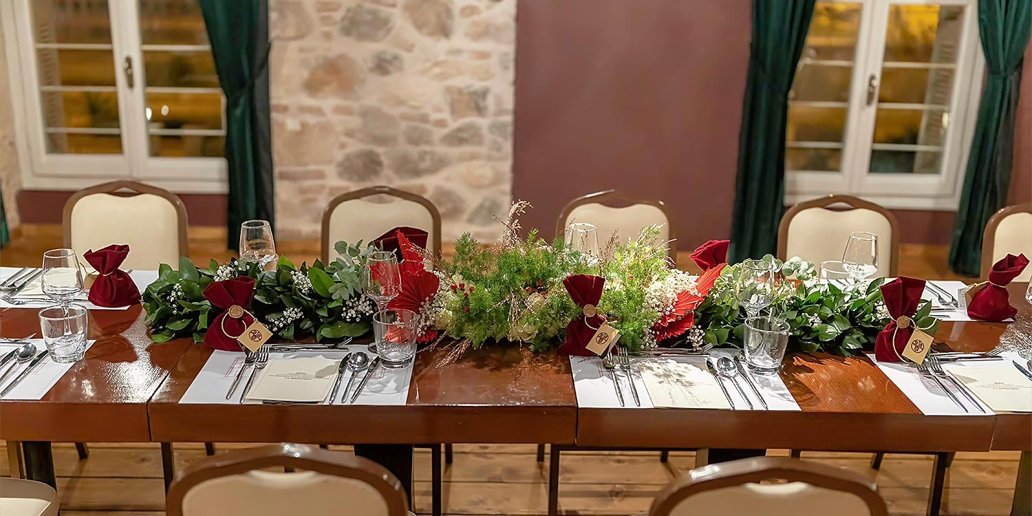 Ονομαστήρια Σεβασμιωτάτου Μητροπολίτου Πατρών 9 Πλούσια γιρλάντα από πράσινα φυτά και αναμνηστικά δώρα της Rogdaki Events για τα ονομαστήρια του Μητροπολίτη Πατρών