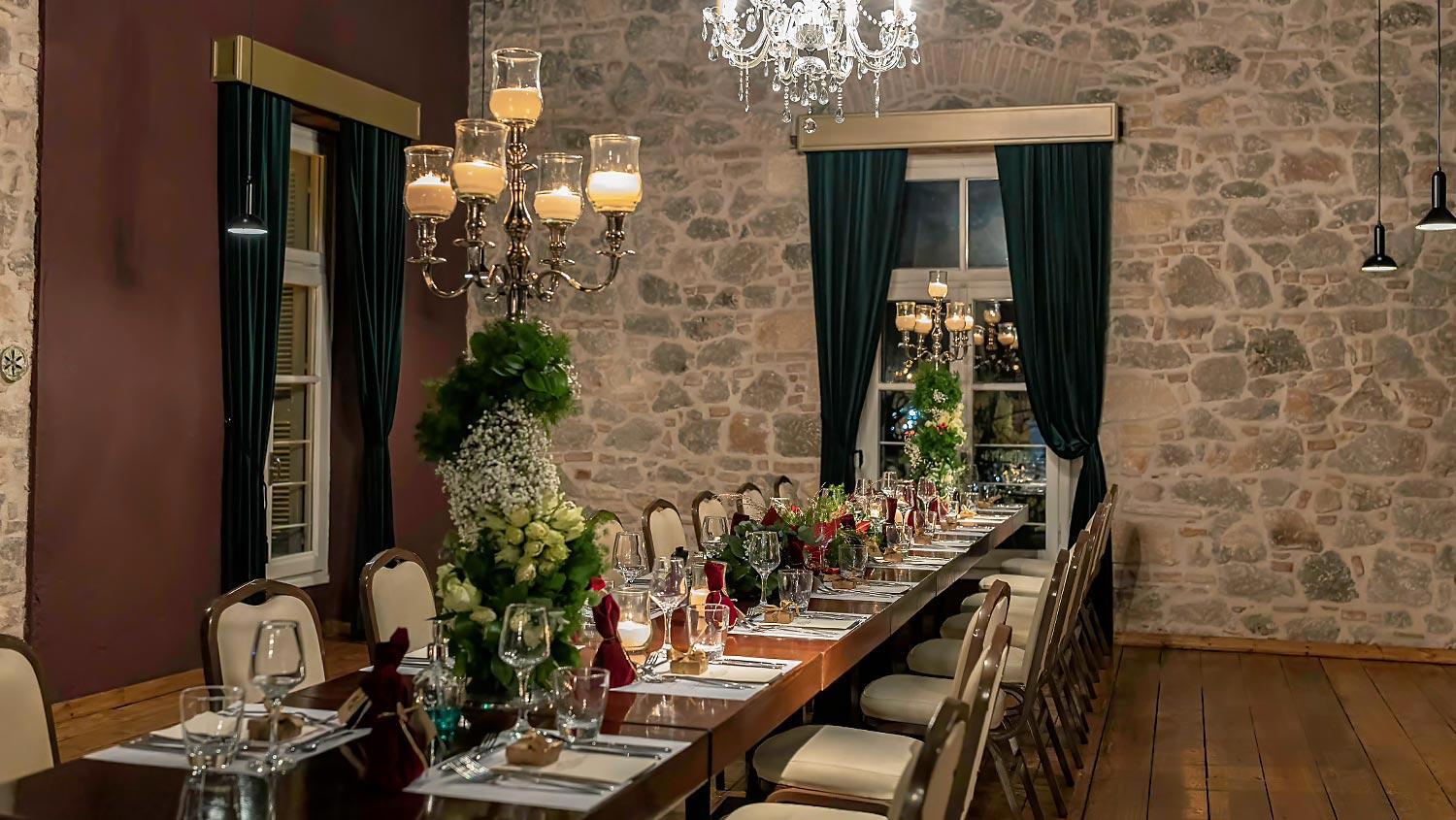 Ονομαστήρια Σεβασμιωτάτου Μητροπολίτου Πατρών 6 Ψηλά κηροπήγια και σμαραγδί κουρτίνες συνθέτουν το σκηνικό της Rogdaki Events για τα ονομαστήρια του Μητροπολίτη Πατρών