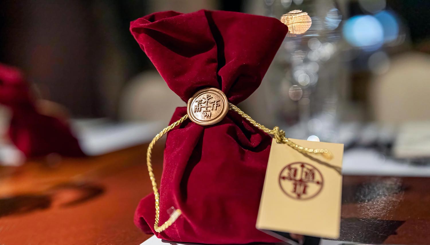 Ονομαστήρια Σεβασμιωτάτου Μητροπολίτου Πατρών 12 Το βουλοκέρι με το οικόσημο στα δώρα της Rogdaki Events για τα ονομαστήρια του Μητροπολίτη Πατρών κλέβει τις εντυπώσεις