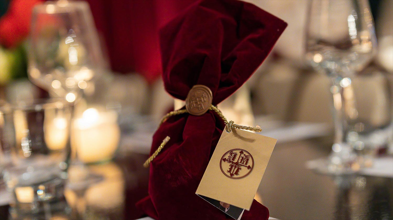 Ονομαστήρια Σεβασμιωτάτου Μητροπολίτου Πατρών 8 Βελούδινο αναμνηστικό με παραδοσιακό βουλοκέρι, επιμελημένο από τη Rogdaki Events για τα ονομαστήρια του Μητροπολίτη Πατρών